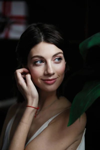 Genç bir gelin, açık gelinlik portresi