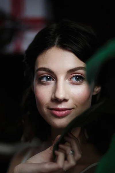 Genç bir gelin, açık gelinlik portresi