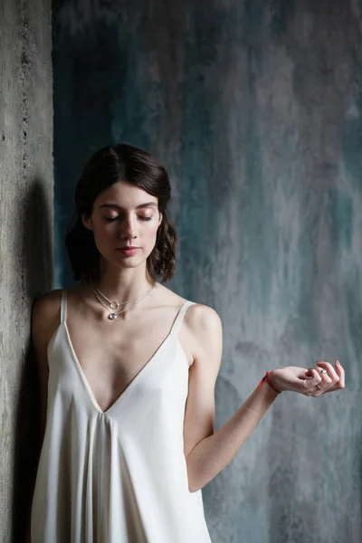 Genç bir gelin, açık gelinlik portresi