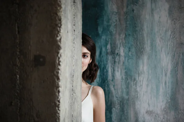 Genç bir gelin, açık gelinlik portresi