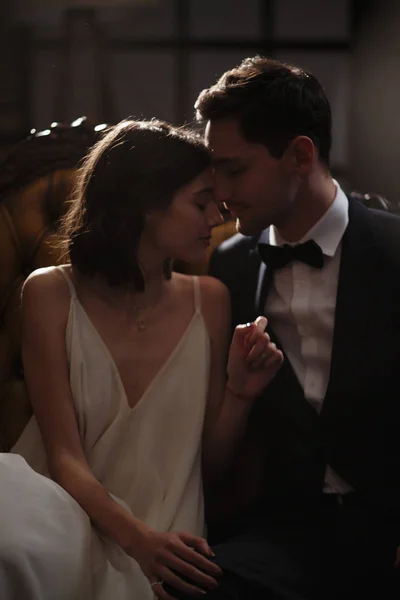 Arka cam ile aşık bir çift şehvetli portre