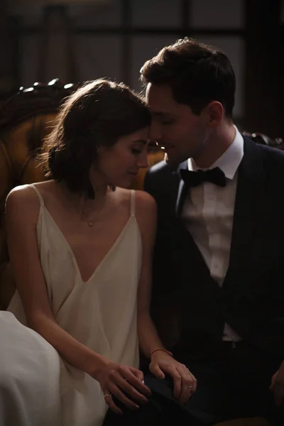 Arka cam ile aşık bir çift şehvetli portre