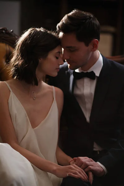 Arka cam ile aşık bir çift şehvetli portre