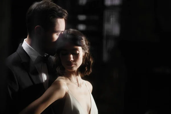 Arka cam ile aşık bir çift şehvetli portre