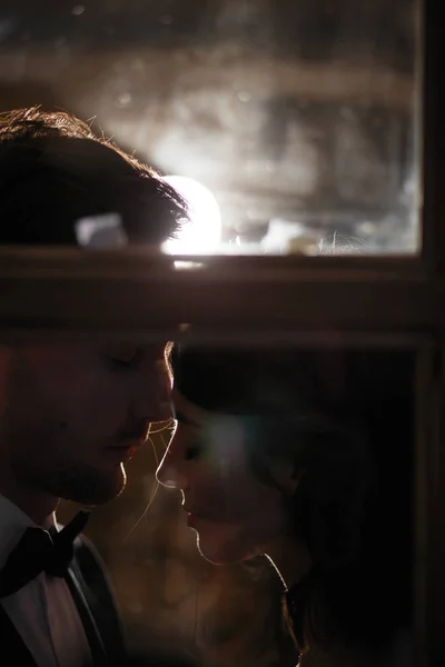 Arka cam ile aşık bir çift şehvetli portre