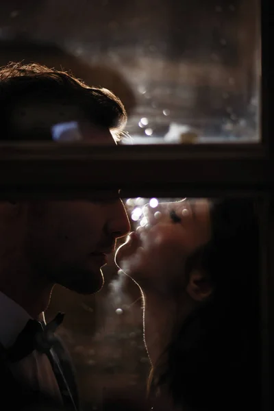 Portrait sensuel d'un couple amoureux à travers le verre avec le dos — Photo