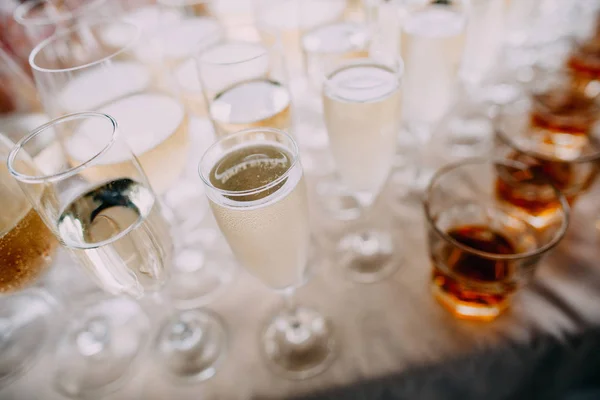 Birçok bardak şampanya