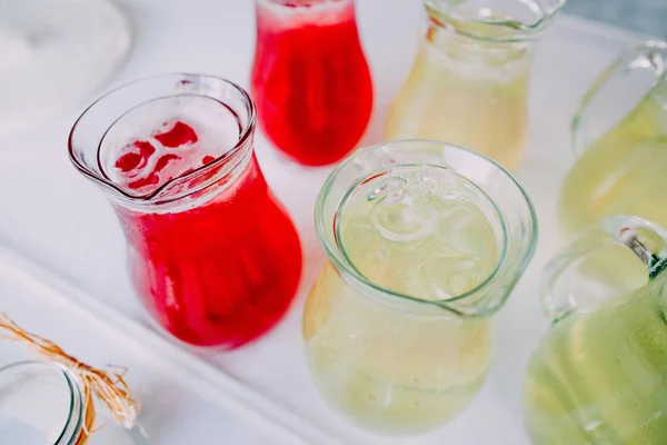 Limonata ile birçok bardak