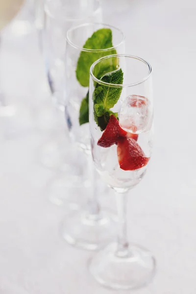 Şampanya bardağındaki çilekler