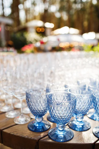 Masa ayarı, tatil için bir aperatif için boş camlar