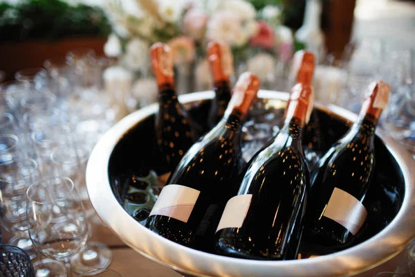 Gözlüklü ve şampanyalı masa