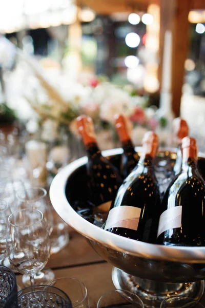 Gözlüklü ve şampanyalı masa