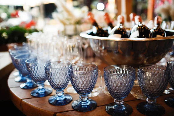 Gözlüklü ve şampanyalı masa