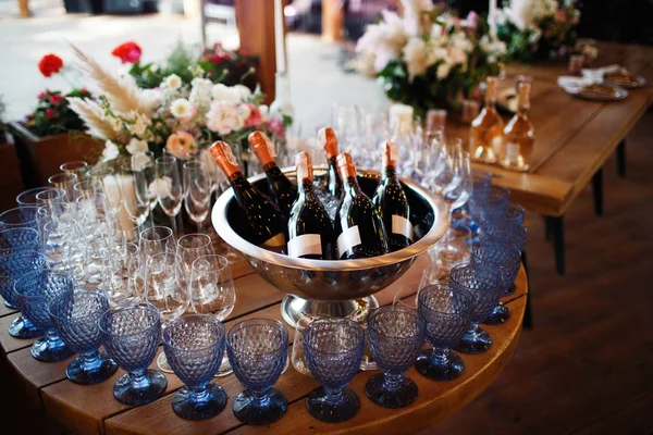 Gözlüklü ve şampanyalı masa