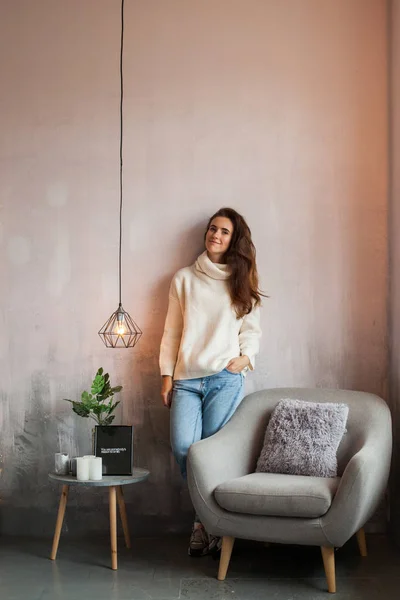 İç stüdyoda bir kadın iş portresi