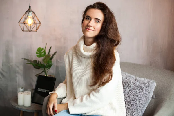 İç stüdyoda bir kadın iş portresi