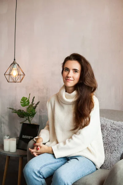 İç stüdyoda bir kadın iş portresi