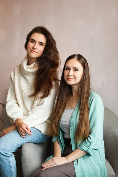 İç stüdyoda bir kadın iş portresi