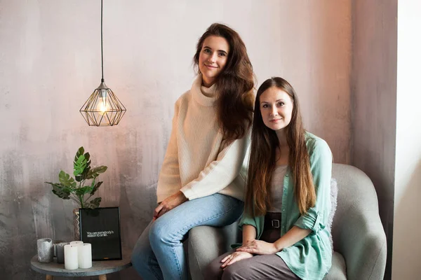 İç stüdyoda bir kadın iş portresi