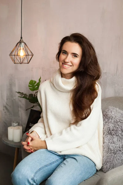 İç stüdyoda bir kadın iş portresi