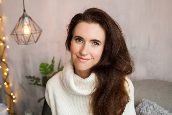 İç stüdyoda bir kadın iş portresi