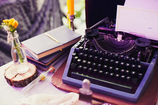 Masadaki çiçekler ve daktilo