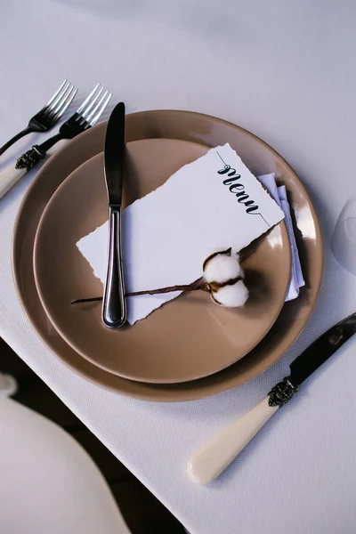 Masanın üzerindeki tabak, ziyafet için masa ayarı, menü kartı
