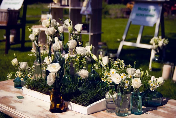 Yaz düğünü için çiçek dekoru