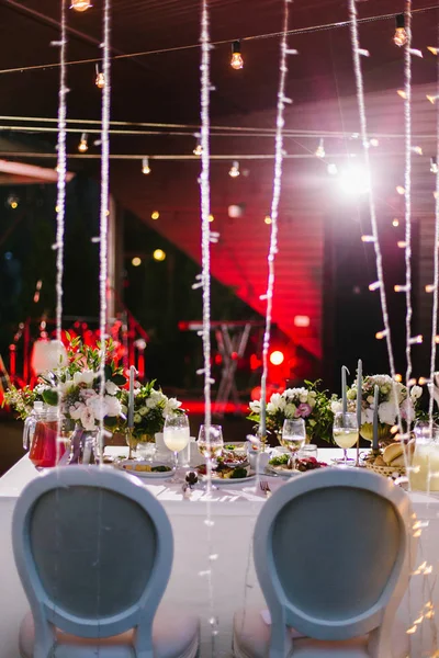 Akşam ziyafetinde yeni evliler, ışıklar, ampuller için masa