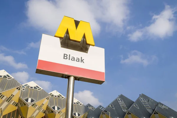 Rotterdams Únicas Casas Cubo Amarelo Com Sinal Metro Primeiro Plano — Fotografia de Stock