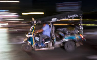 Soyut hareket ve bulanıklık gece Chiang Mai Kuzey Tayland, sokaklarında sürüş bir tuk-tuk aracın oluşturma tekniği kaydırma