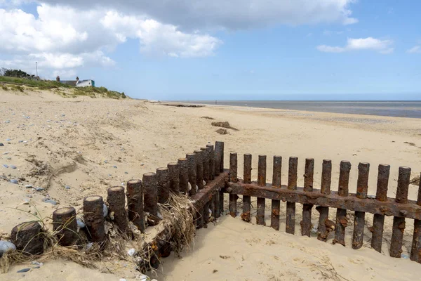 Barreiras Defesa Tempestade Erosão Ferro Enferrujado Uma Praia Norfolk Reino — Fotografia de Stock