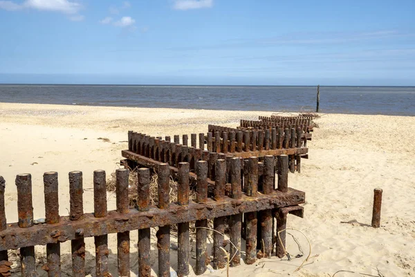 Roestig Ijzer Storm Defensie Belemmeringen Een Zandstrand Van Norfolk Het — Stockfoto