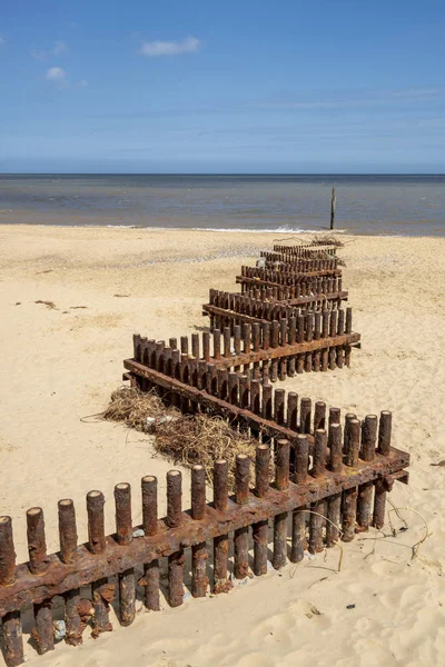 Rusty Iron Storm Defence Barriers Zigzag Sandy Sea Norfolk Beach — Stock Photo, Image