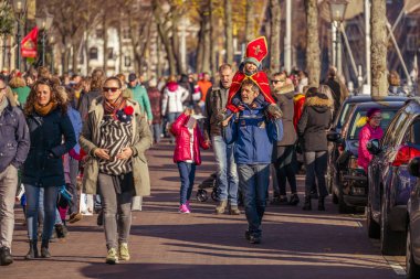 Dordrecht, Hollanda - 17 Kasım 2018: Ebeveynler ve çocuklar bekliyor ve onun beyaz atlı Amerigo, Dordrecht Sinterklaas parade, Hollanda'da Saint Nicolaas varış beklentisiyle sokak astar