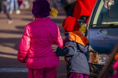 Dordrecht, Hollanda - 17 Kasım 2018: Arkadan, Genç çocuklar Saint Nicolaas geçmek için bekleyen geleneksel kostüm Pete Sinterklaas parade, giymiş