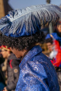 Dordrecht, Hollanda - 17 Kasım 2018: pınar, Saint Nicolaas İspanya, Sinterklaas geçit çocuklara hediyeler ve tatlılar vererek yardımcı olarak kılık giyinmiş adam