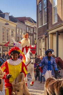 Dordrecht, Hollanda - 17 Kasım 2018: Onun beyaz atlı halka Sinterklaas geçit töreni, yaşlı Merkezi aracılığıyla onun yol, Dordrecht sallayarak sokaklarda sürme Amerigo, Saint Nicolaas