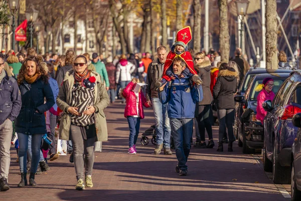 Dordrecht Países Bajos Noviembre 2018 Padres Hijos Esperan Bordean Calle —  Fotos de Stock