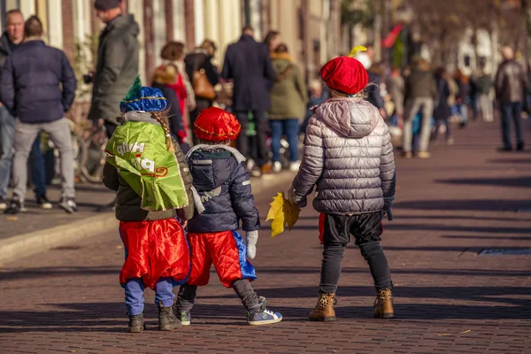 Дордрехт Нидерланды Ноября 2018 Года Трое Маленьких Детей Ожидающих Костюме — стоковое фото