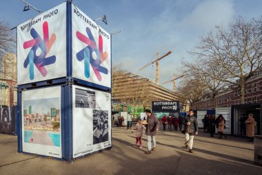 Rotterdam, Hollanda - 9 Şubat 2019: Görünüm Art Rotterdam Rotterdam fotoğraf sergisi düzenlendiği Meydanı ve deniz kapları. Fuar bu yıl genç sanat üzerinde duruldu.