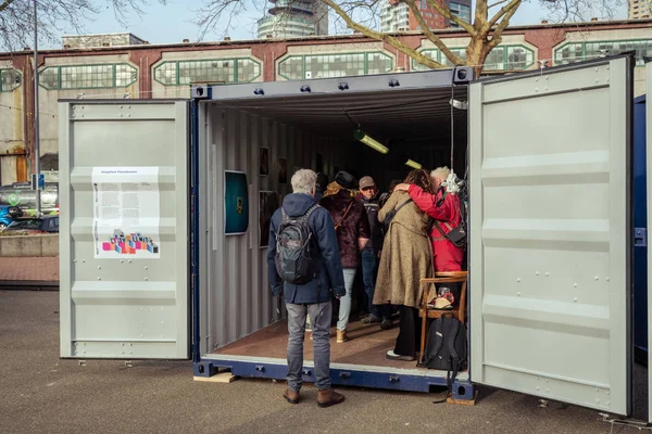 Rotterdam Holandia Lutego 2019 Osoby Oglądające Artystów Pracy Wewnątrz Kontenera — Zdjęcie stockowe