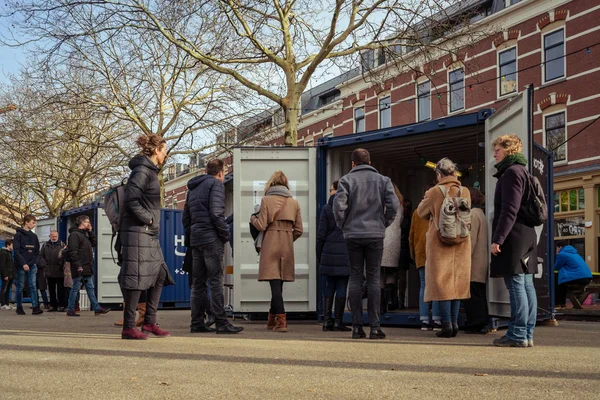Rotterdam Holanda Fevereiro 2019 Pessoas Que Visualizam Artistas Trabalhando Dentro — Fotografia de Stock