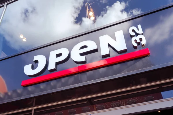 Bir mağaza Open32 logo. 