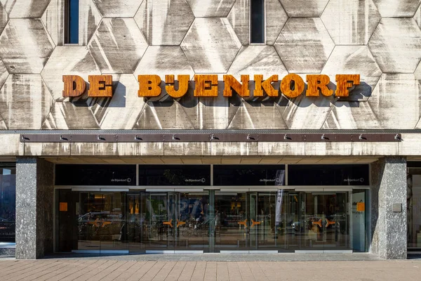 De Bijenkorf namn ovanför ingången Rotterdam store — Stockfoto