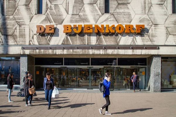 Покупки в De Bijenkorf — стоковое фото