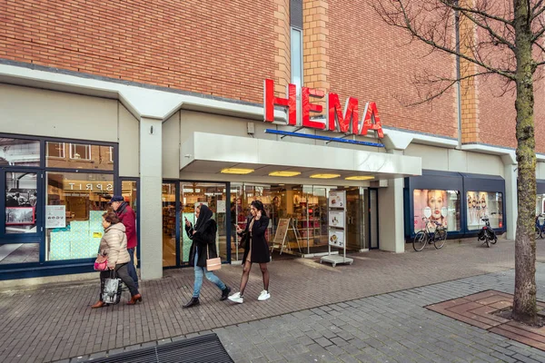 Shoppers wandelen langs de Hema in Dodrecht — Stockfoto