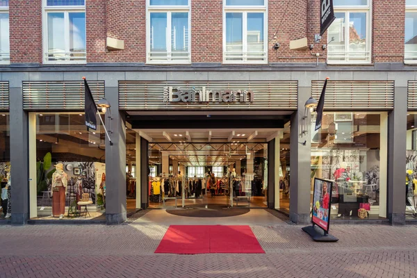 Bahlmann Fashion ingang op de Voorstraat. — Stockfoto