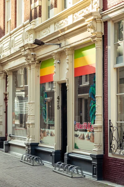 Coffeshop on a dutch shopping street — Stock Photo, Image