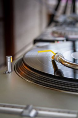 Analog vinil oynamak için ses donanımları 